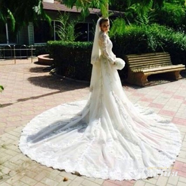 Прекрасное сочетание белого букета и свадебного платья.